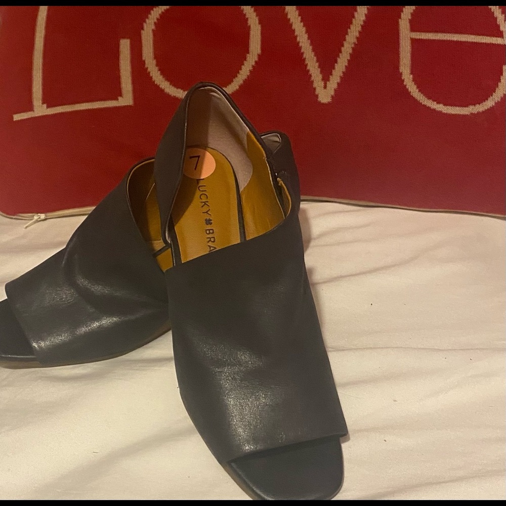 FREE SHIPPING LUCKY 🍀 BRAND NWT OPEN TOWED WEDGE CHIC BLACK LEATHER SANDEL